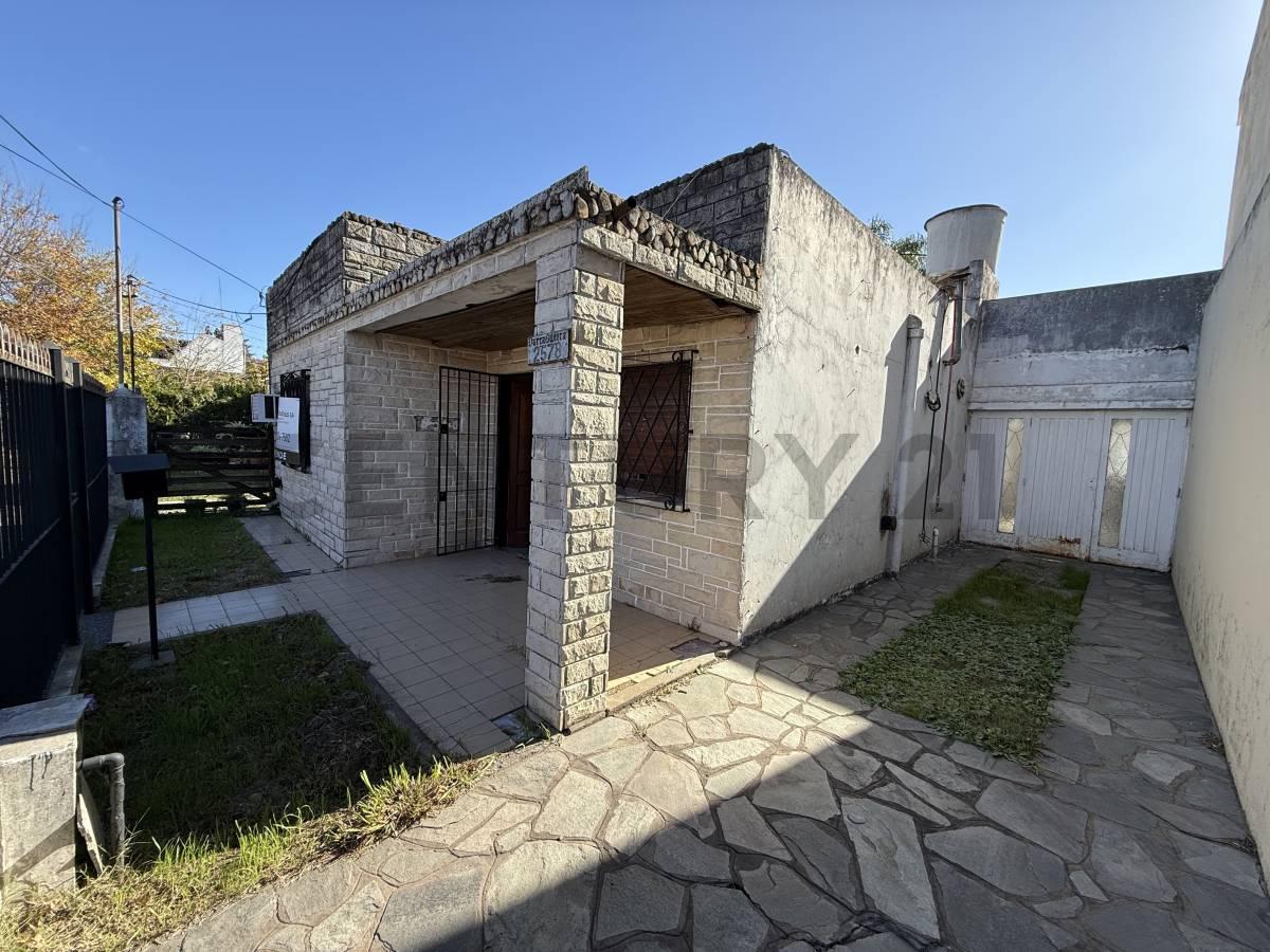 VENTA Casa 3 Amb. con Patio, Cochera , QUINCHO y Terraza – Zona Comercial – Escritura y Planos – Los — foto 1