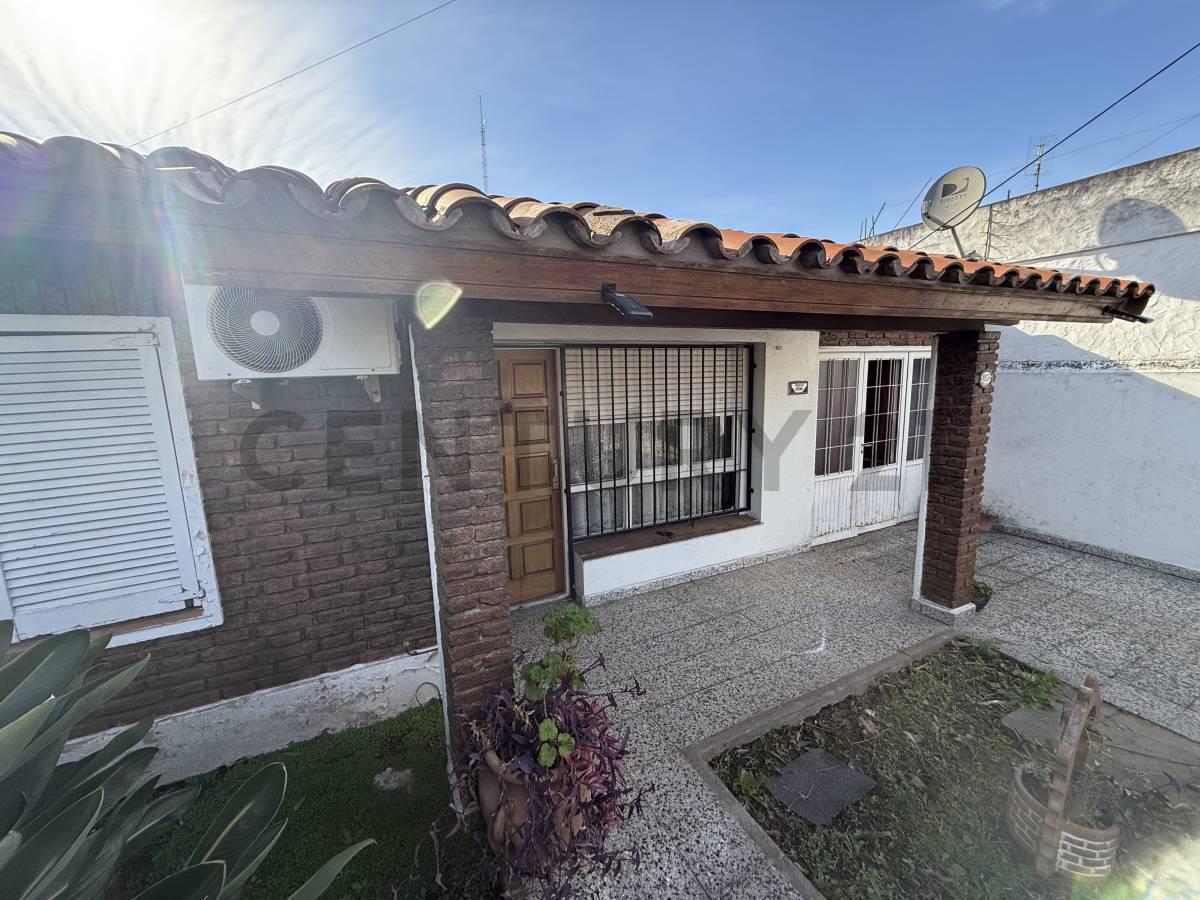 Venta casa 3 amb con Pileta y jardín en Isidro Casanova — foto 1