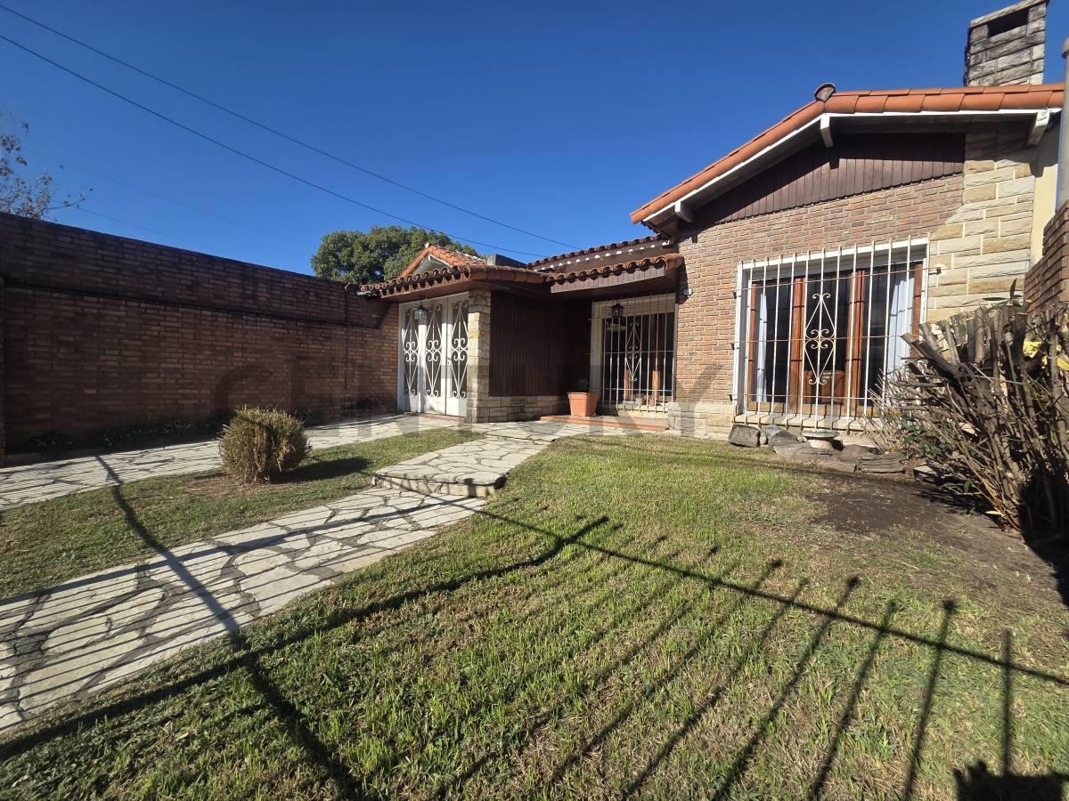 CASA CHALET 5 AMBIENTES GIGANTE!!!!! VILLA SARMIENTO 385 m2 MUUUY LUMINOSA!!! — foto 1