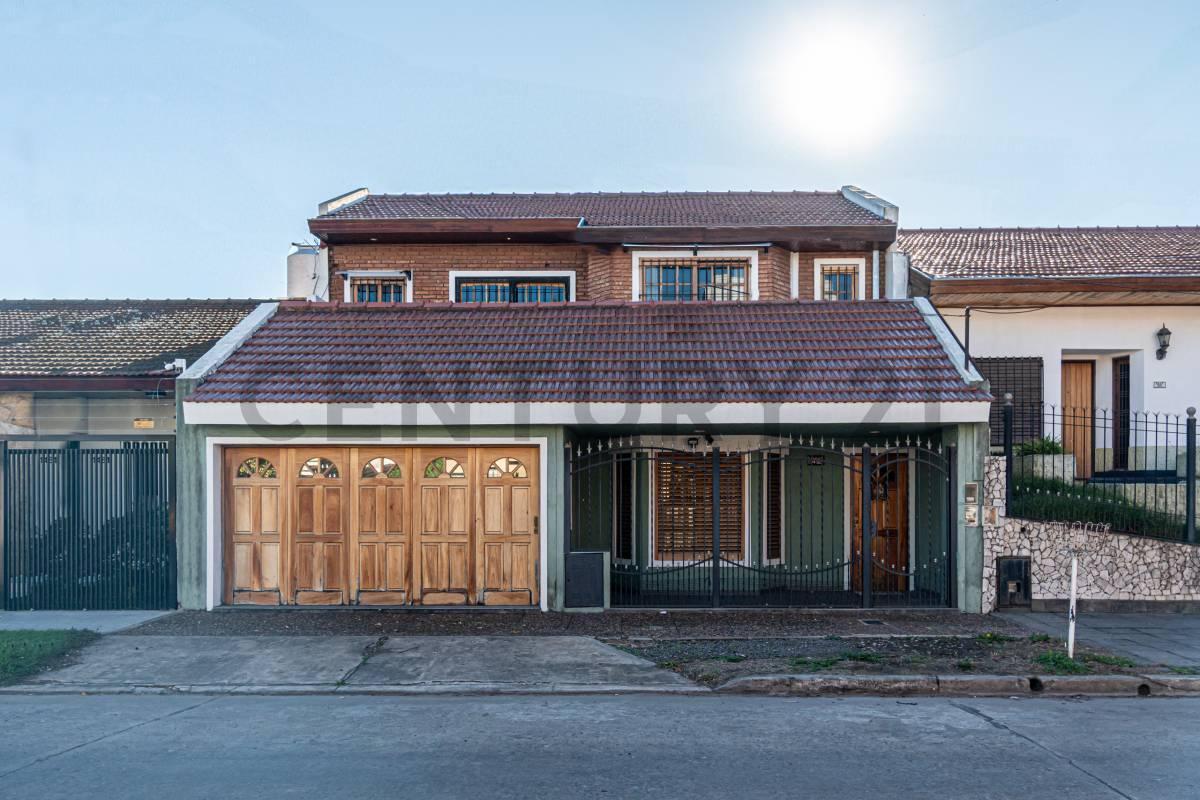 Exclusiva residencia familiar con jardín, quincho y suite en Ramos Mejía — foto 1