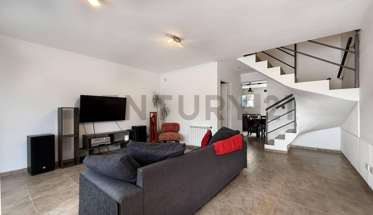 Venta de Duplex 5 ambientes con cochera y quincho, apto crédito. Barrio Zacagnini, Mar del Plata. — foto 1