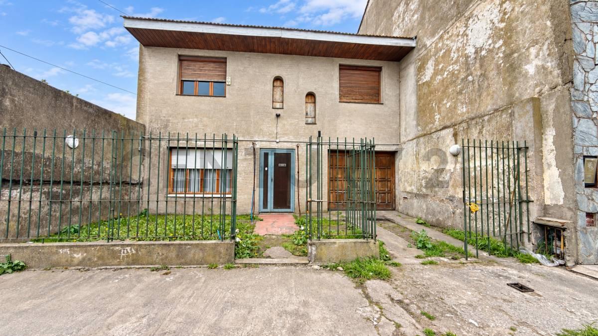 Venta de casa 6 ambientes con parque y quincho con parrilla, Los Andes, Mar del Plata. — foto 1