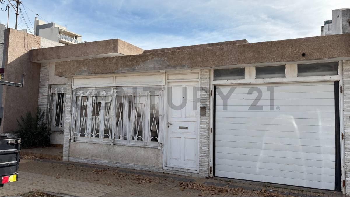 Venta de una amplia casa con piscina y 3 dormitorios en excelente ubicación. — foto 1