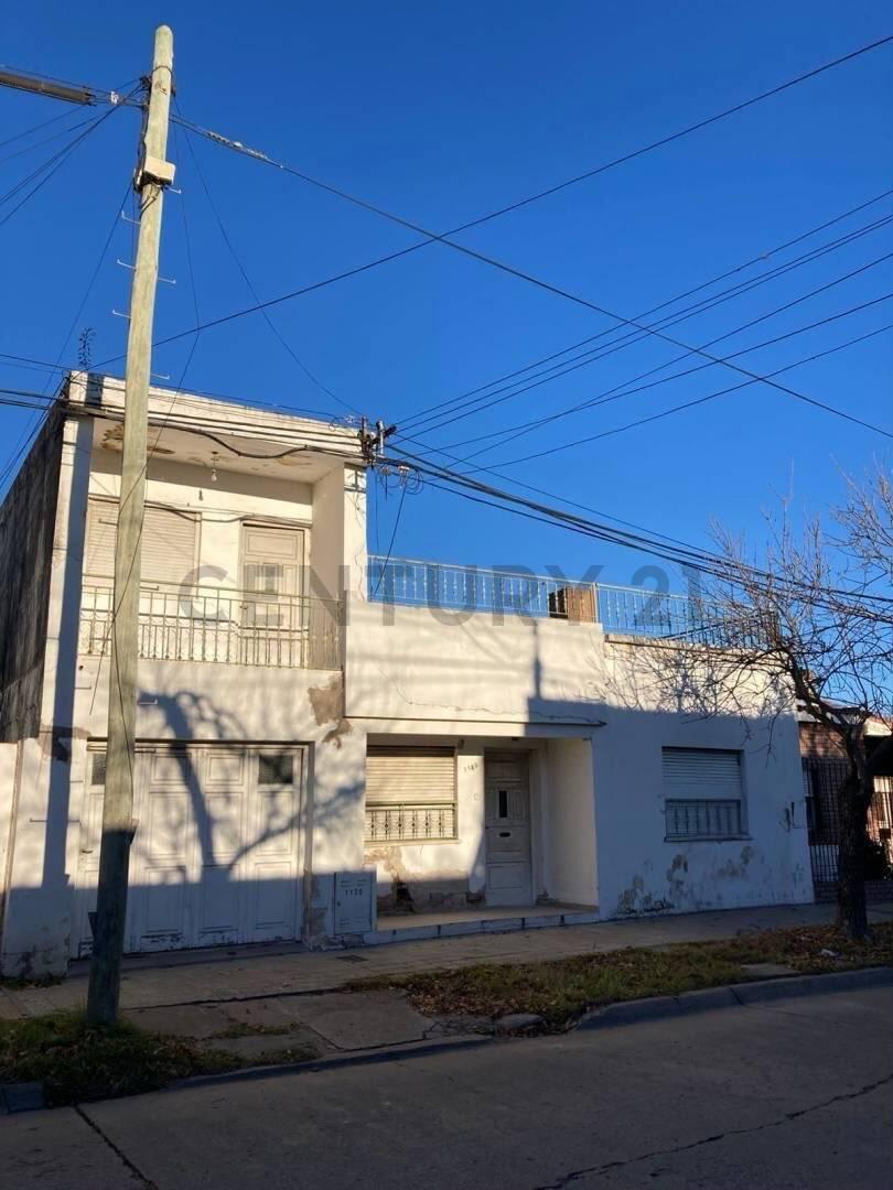 Venta de Casa con cochera y terraza a reciclar en pleno centro de Venado Tuerto — foto 1