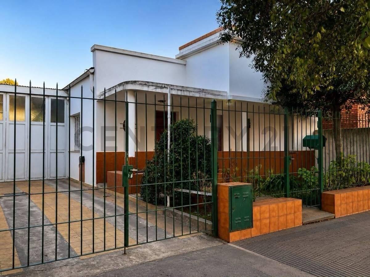 Casa de 3 dormitorios con cochera y galpón - Mauipu y Azcuenaga, Venado Tuerto. — foto 1