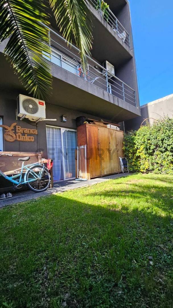 VENTA - Departamento 2 ambientes con Jardín, Parrilla, Pileta y Cochera en Villa Real — foto 1
