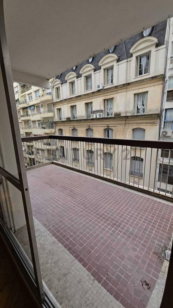 VENTA - ELEGANTE PISO EN RECOLETA, 4 AMBIENTES CON DEPENDENCIA — foto 1