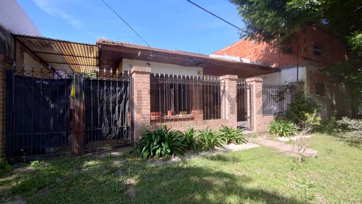 CASA EN VENTA EN MANUEL B GONNET — foto 1