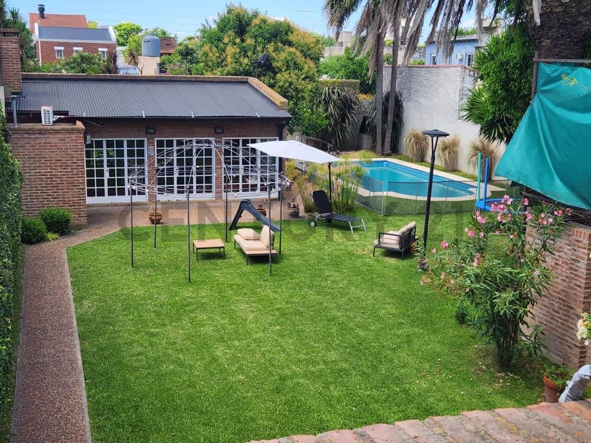 Casa de 3 dormitorios amplio parque, pileta y quincho a la VENTA en La Plata — foto 1