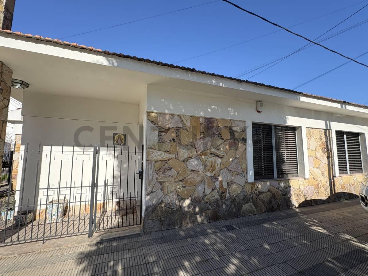 CASA EN VENTA DE 2 DORMITORIOS, APTA BANCO EN LA PLATA — foto 1