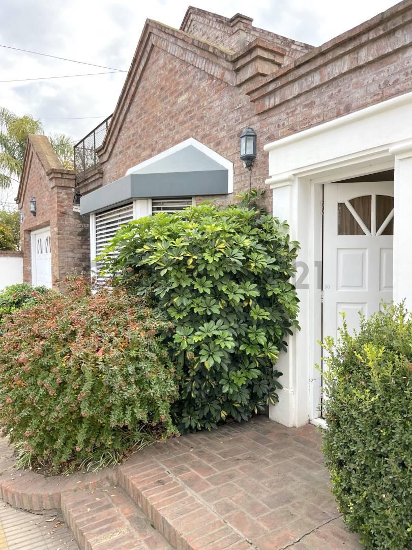 Casa de dos plantas con cochera cubierta en excelente zona de Venado Tuerto — foto 1