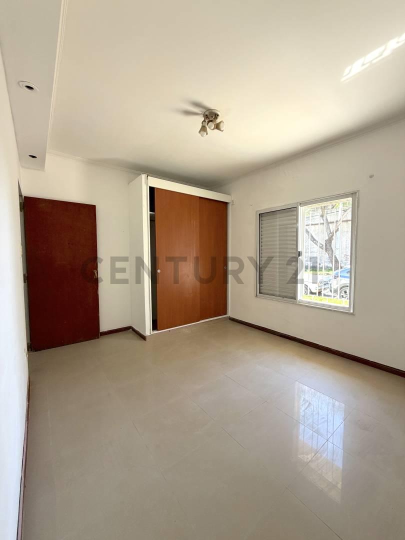 Departamento 2 ambientes con patio seco a metros de Club Centenario.VENADO TUERTO — foto 1