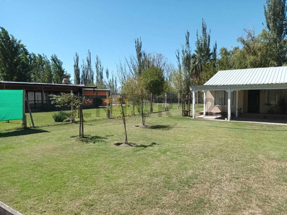 Casa de 100mts2 cubiertos y 1200mts2 de terreno, parrillero piscina, parquizado - Médano de Oro — foto 1