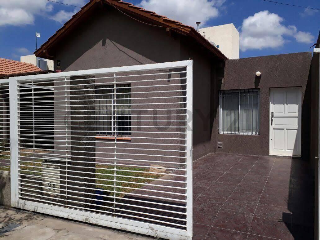 CÁLIDA Y FUNCIONAL CASA A LA VENTA — foto 1
