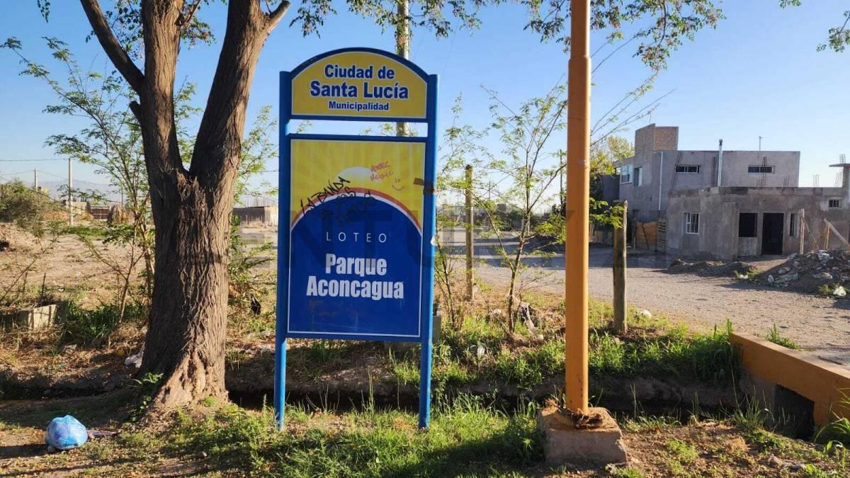 Vendo Terreno 350m2 ubicado en Santa Lucia con servicio de luz y agua ideal para construcción /vi — foto 1