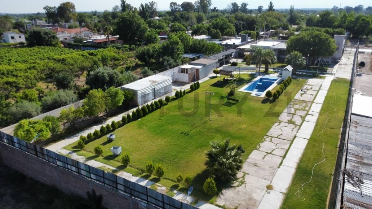 Casa de Categoría en Alquiler – 3.800 m² de Jardín y Piscina — foto 1
