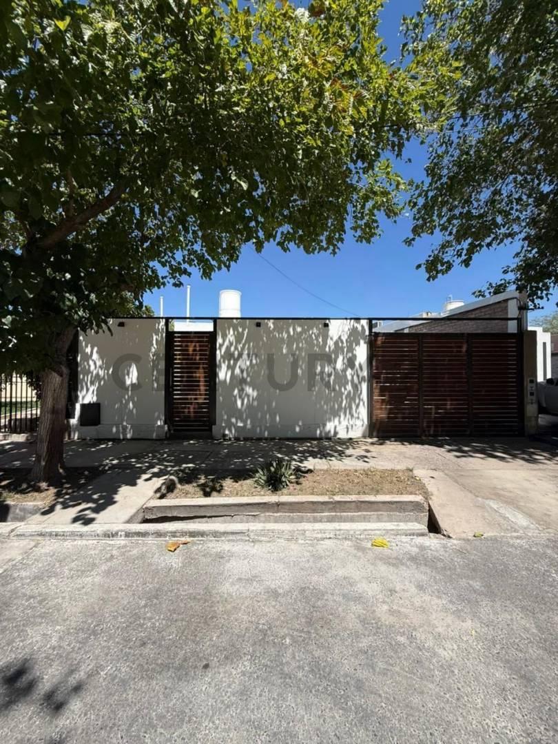 Venta Casa 3 dorm, cocina, living/comedor, cochera, Fondo - Capital - B° Luis Cattani — foto 1