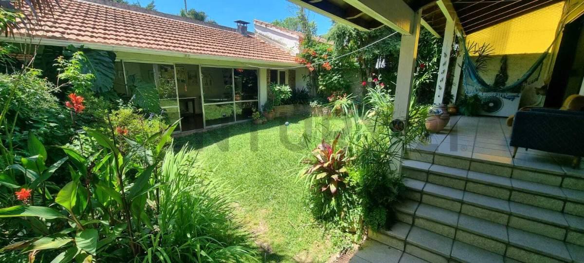 Venta casa 4 ambientes 318m2 lote propio con jardín y garage en Quilmes — foto 1