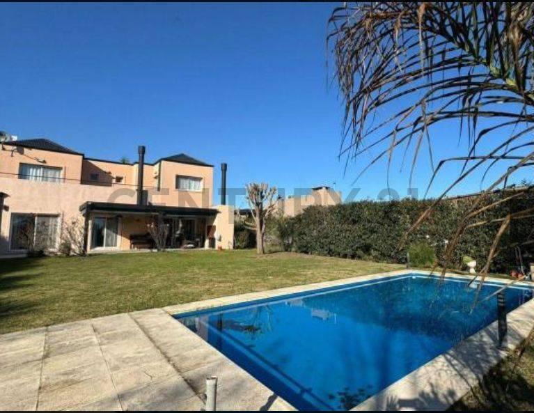 Destacada casa con pileta fondo a pulmon — foto 1
