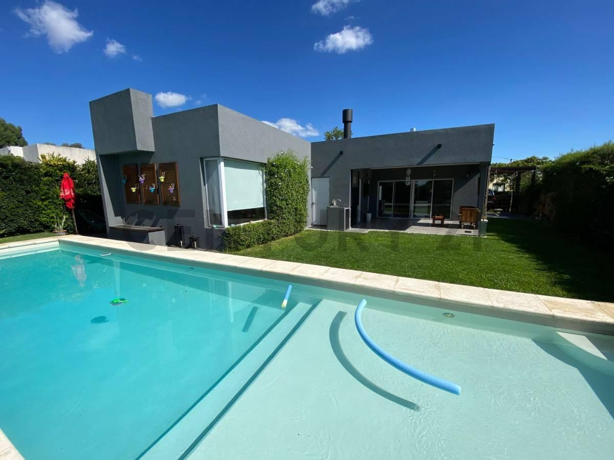 CASA CON PILETA CLIMATIZADA Y PARQUIZADA — foto 1