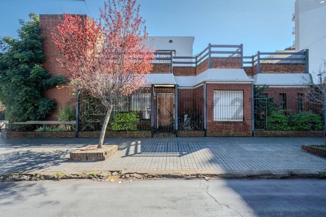 VENTA CASA 4 AMB + OFICINA CON COCHERA EN CASEROS PERMUTA — foto 1