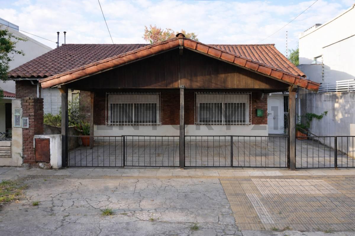 Chalet 4 ambientes en venta en Haedo con parque, galería cubierta y cochera - Toma permuta — foto 1