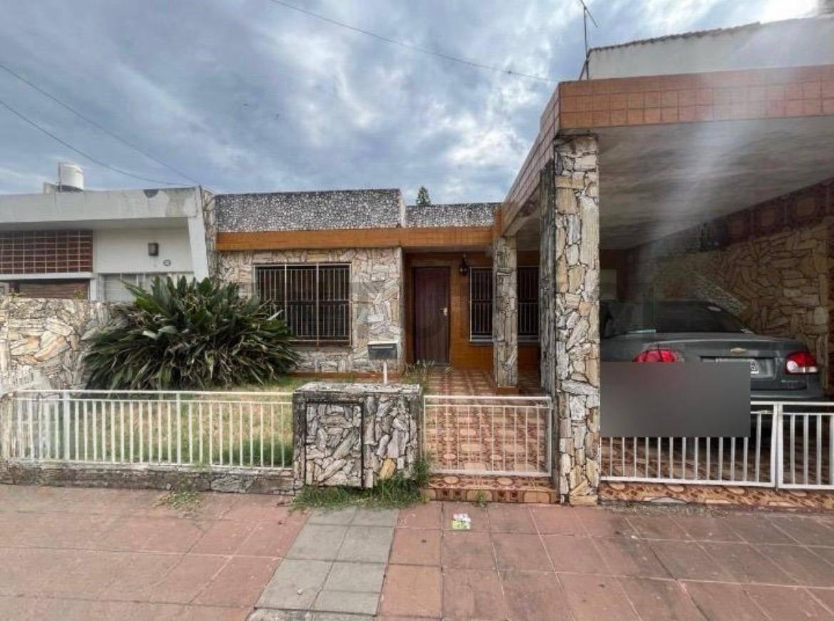 CASA 4 AMBIENTES , CON COCHERA Y PARQUE AMPLIO. — foto 1