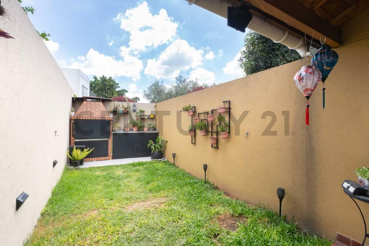 VENTA DÚPLEX DE 3 AMBIENTES CON PARQUE Y PARRILLA - PERMUTA — foto 1