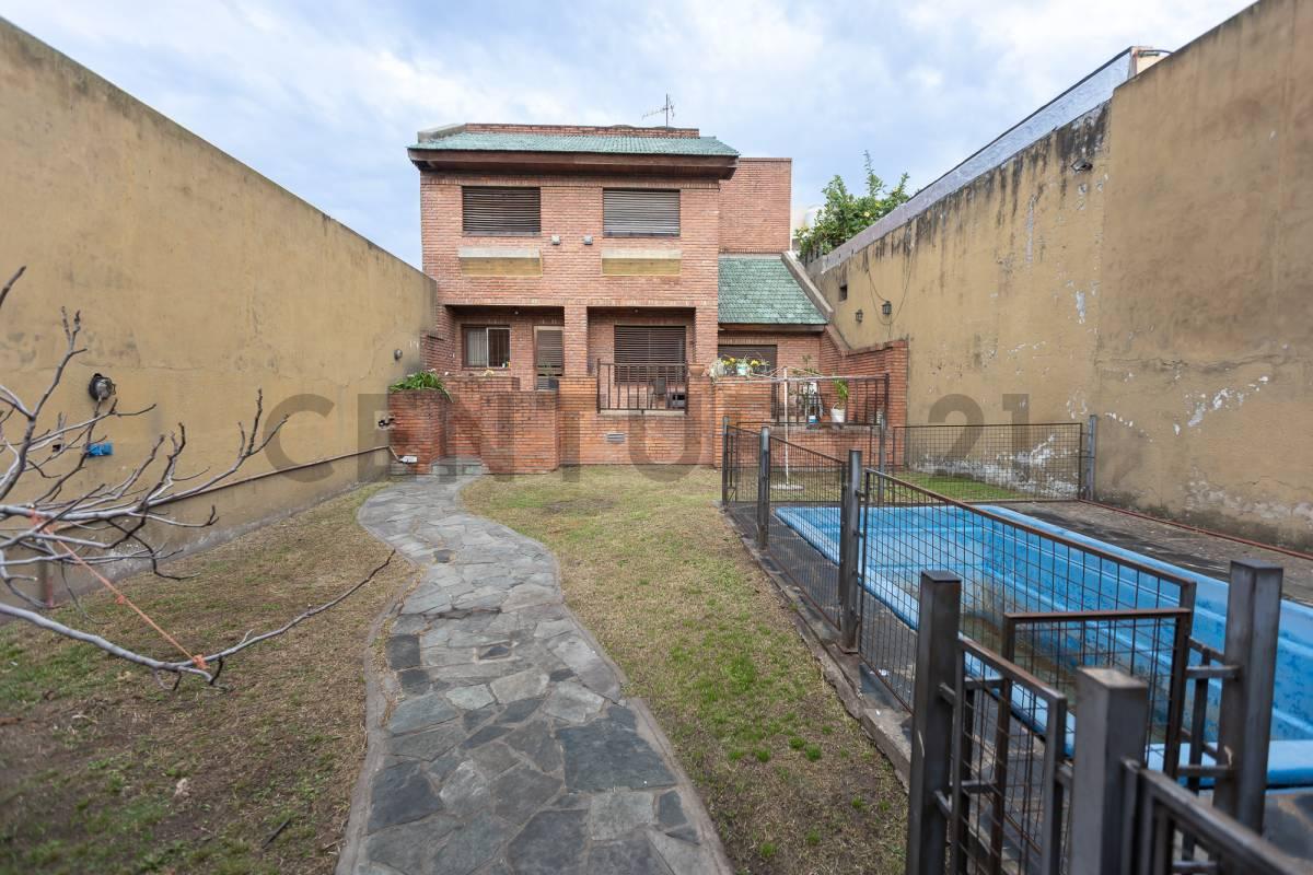 VENTA PERMUTA CASA 5 AMB CON COCHERA Y PILETA APTO CREDITO EN VILLA BOSCH — foto 1