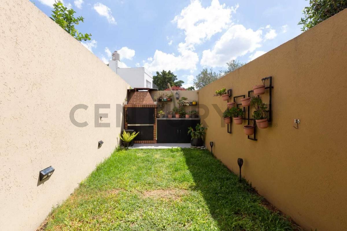 VENTA DÚPLEX DE 3 AMBIENTES CON PARQUE Y PARRILLA - PERMUTA — foto 1