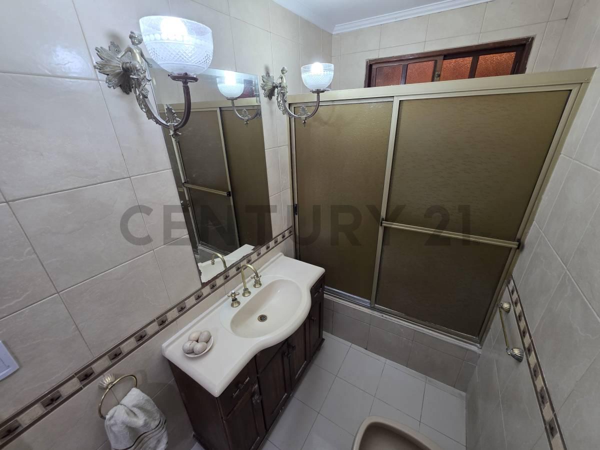 VENTA CASA 5 AMBIENTES GARAJE EN SANTOS LUGARES / PERMUTA — foto 1