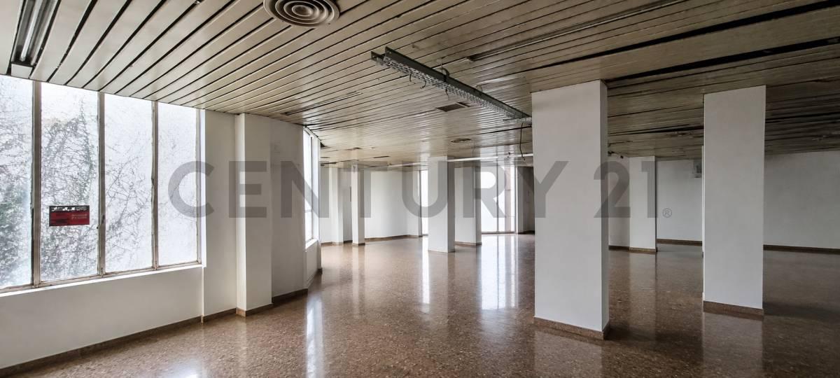 OPORTUNIDAD! VENTA DEPARTAMENTO 4 AMBIENTES 134m2 - IDEAL PARA REFACCIONAR A VIVIENDA/OFICINA — foto 1