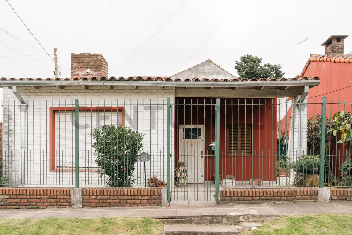 Casa en esquina con jardín y entrada para auto en Bella Vista | Excelente ubicación — foto 1