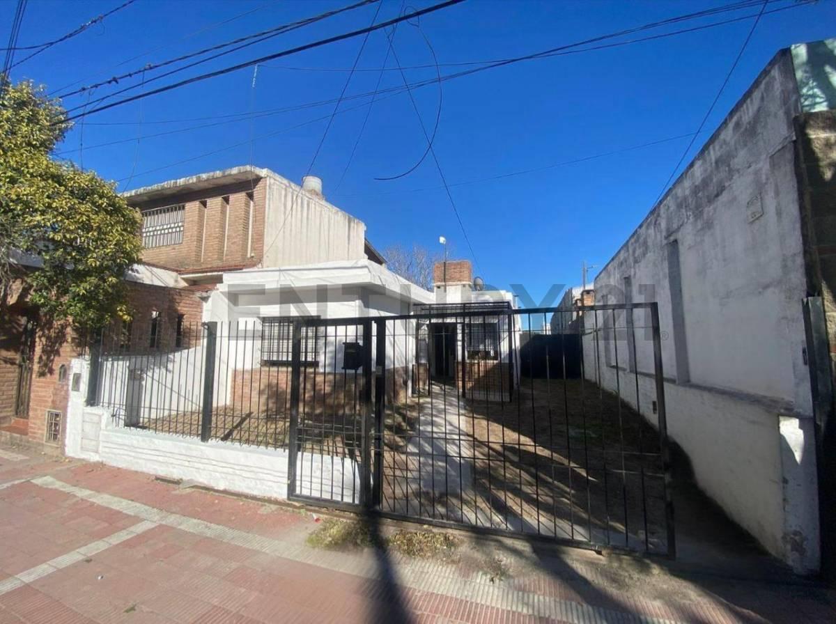 VENTA CASA 3 DORMITORIOS CON COCHERA EN ALTAMIRA — foto 1
