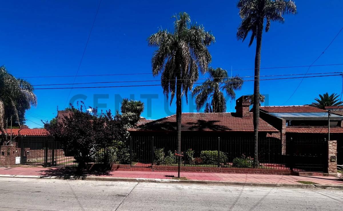 ¡GRAN PROPIEDAD EN VENTA! Casa + Departamento en B° Granja de Funes — foto 1