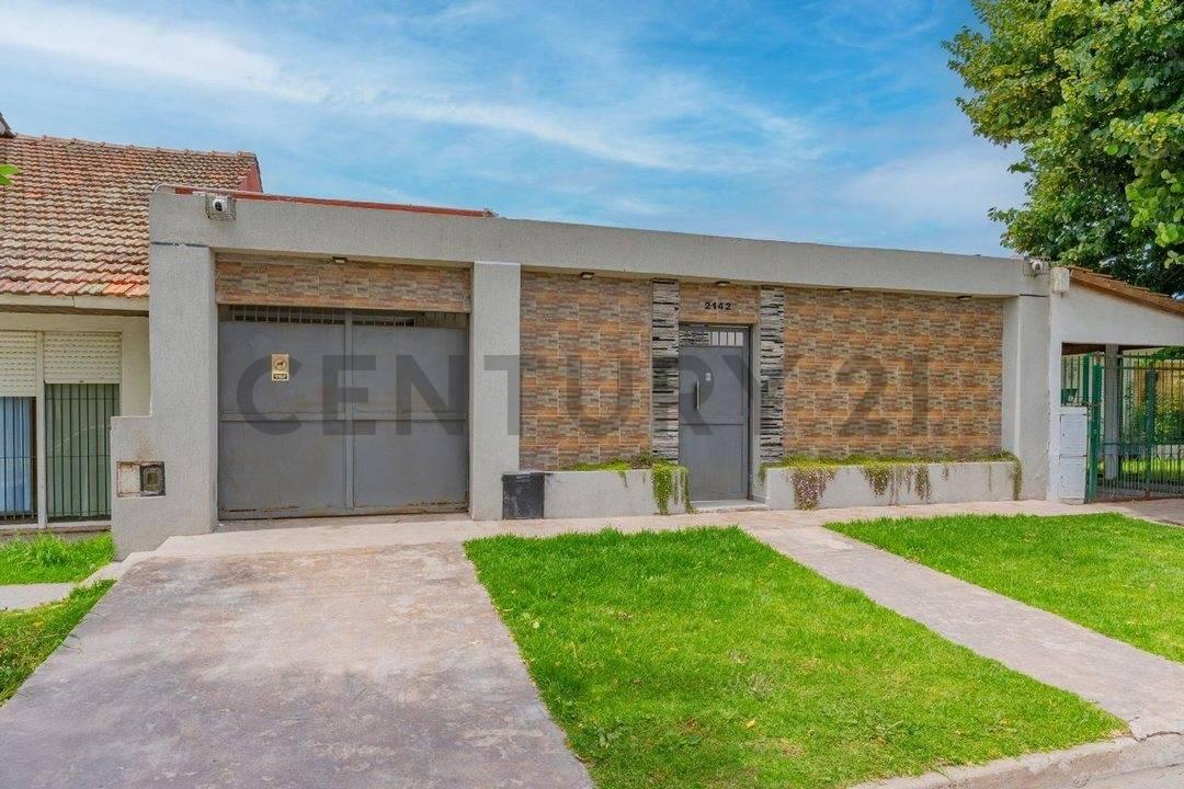 CASA 3 AMBIENTES C/ COCHERA Y PARQUE, EL MARTILLO, MAR DEL PLATA — foto 1