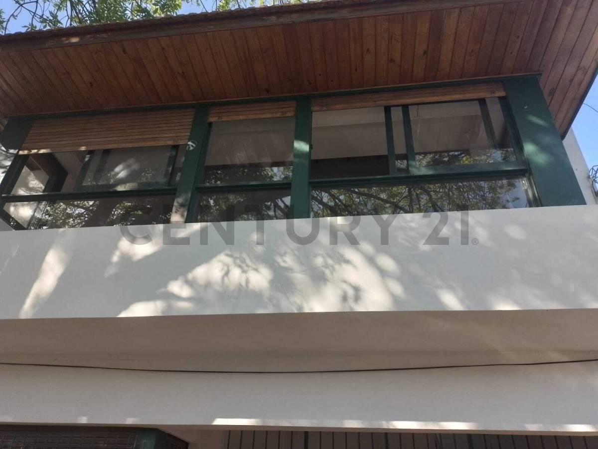 Departamento de 2 dormitorios con placard y escritorio, unico en planta alta al frente- — foto 1