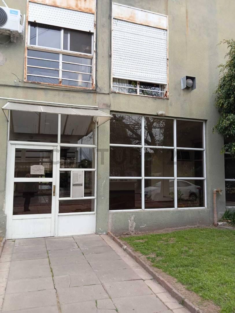 Departamento muy amplio de 3 dormitorios en zona facultades. — foto 1