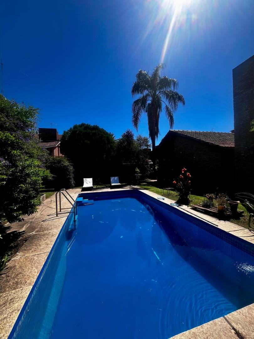 GRAN PROPIEDAD EN VENTA! Casa + Departamento en B° Granja de Funes — foto 1