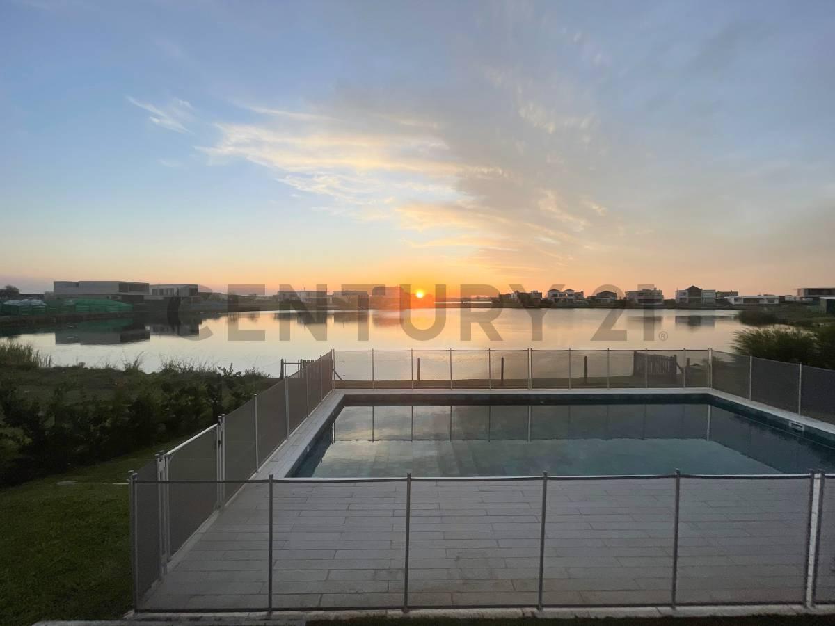 IMPECABLE CASA A LA LAGUNA CON ORIENTACION NOROESTE MUELLES. — foto 1