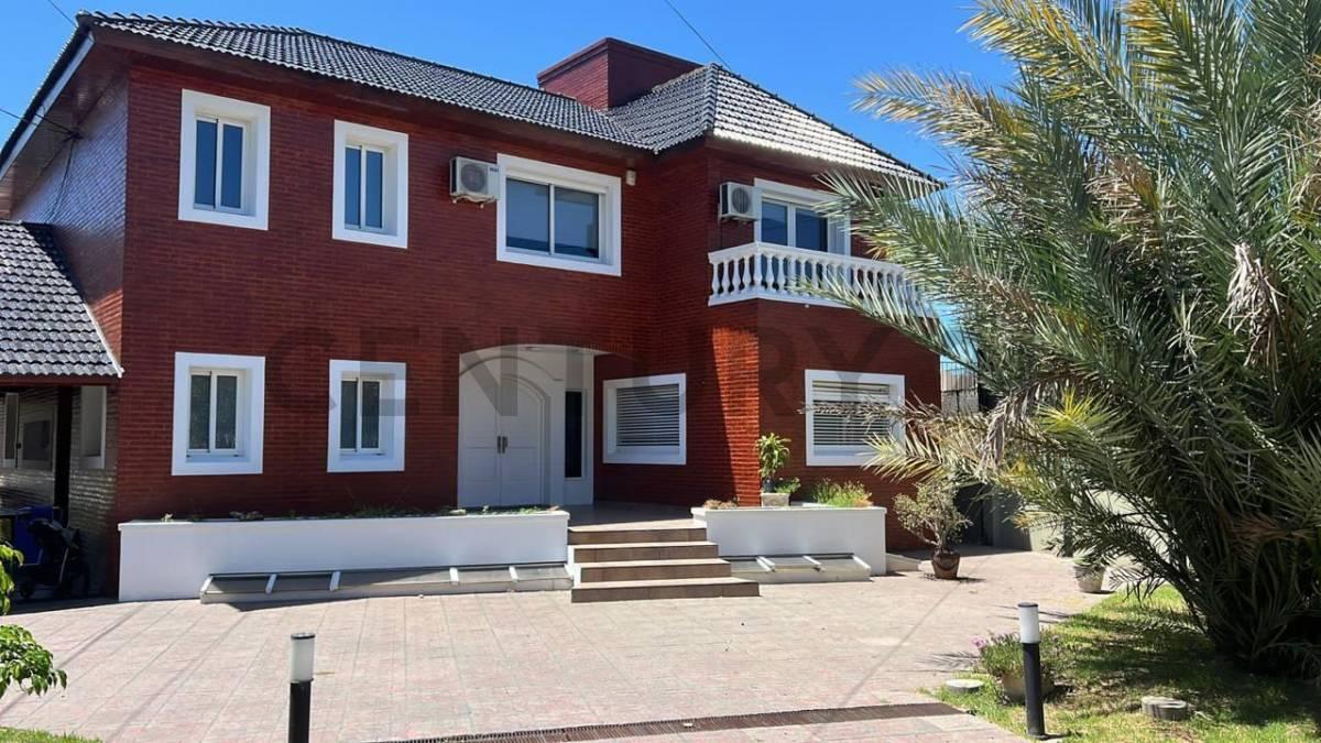 VENTA | Moderna Casa de 3 Dormitorios con Pileta, Cochera Doble y Gran Jardín — foto 1
