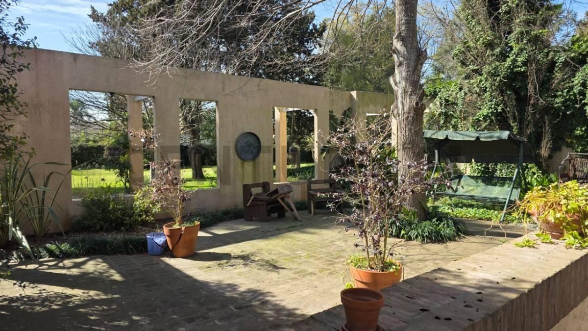 Fracción de 8.133 m² con 2 casas, gran parque y pileta en Villa Elisa — foto 1