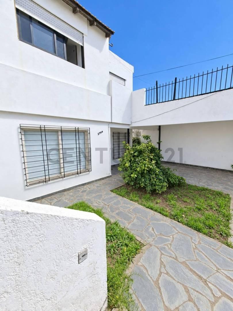 Venta de casa 3 ambientes con departamento independiente y amplio parque, San Miguel — foto 1