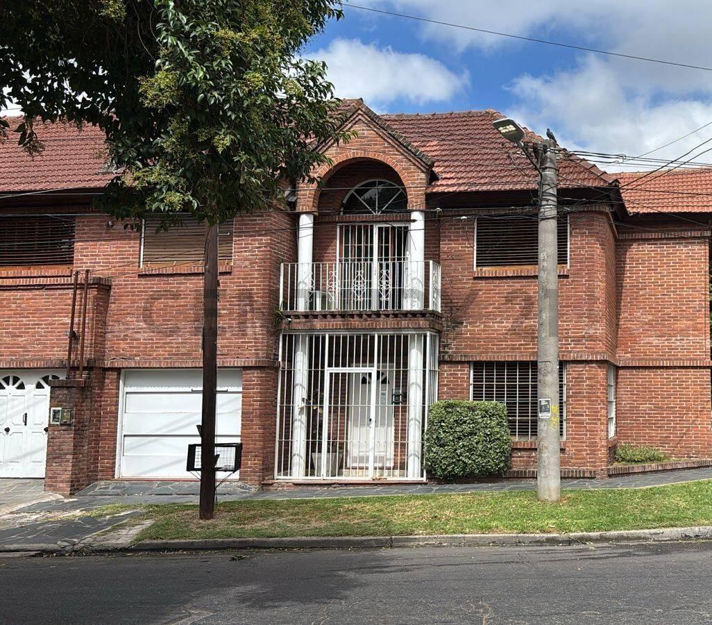 CASA 5 AMBIENTES CASTELAR SUR — foto 1