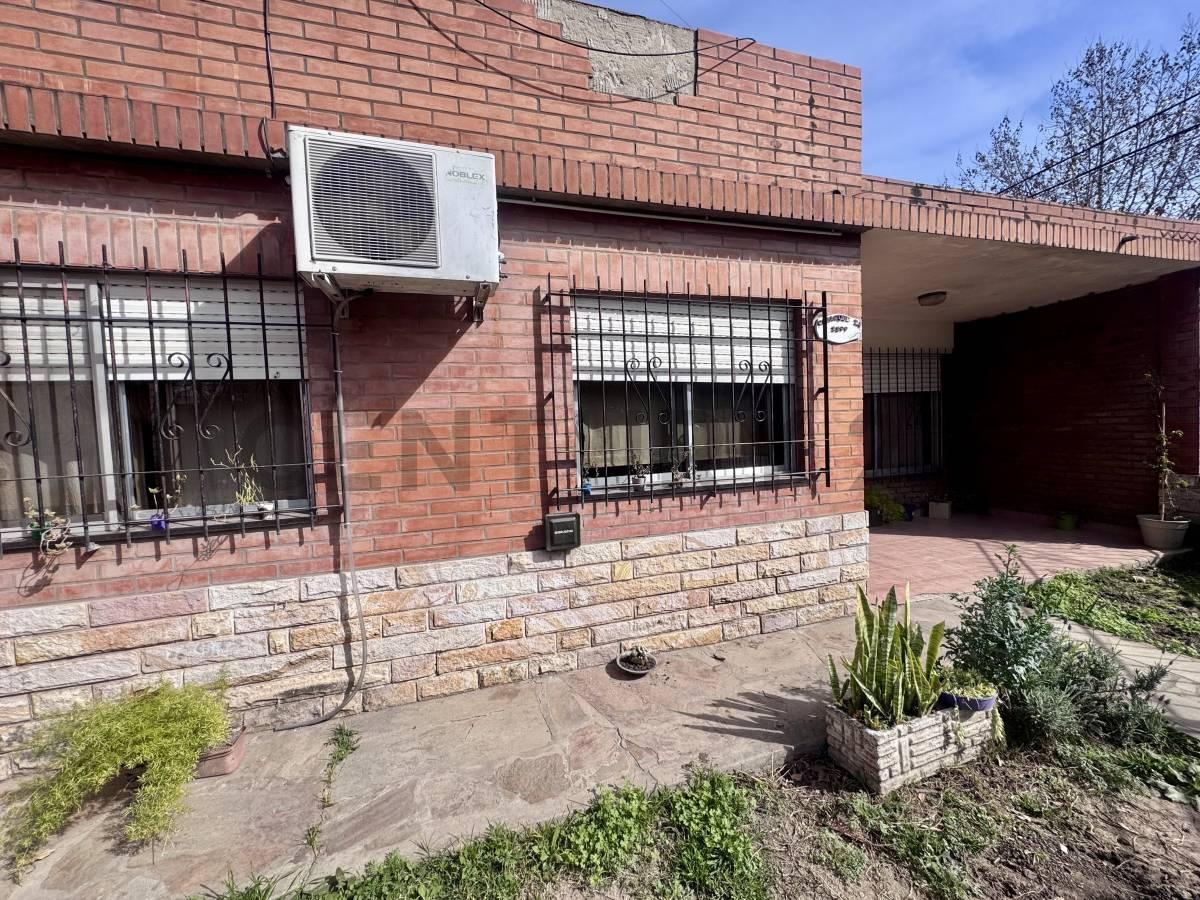 VENTA CASA 3 AMBIENTES SAN MIGUEL CON COCHERA Y JARDIN — foto 1