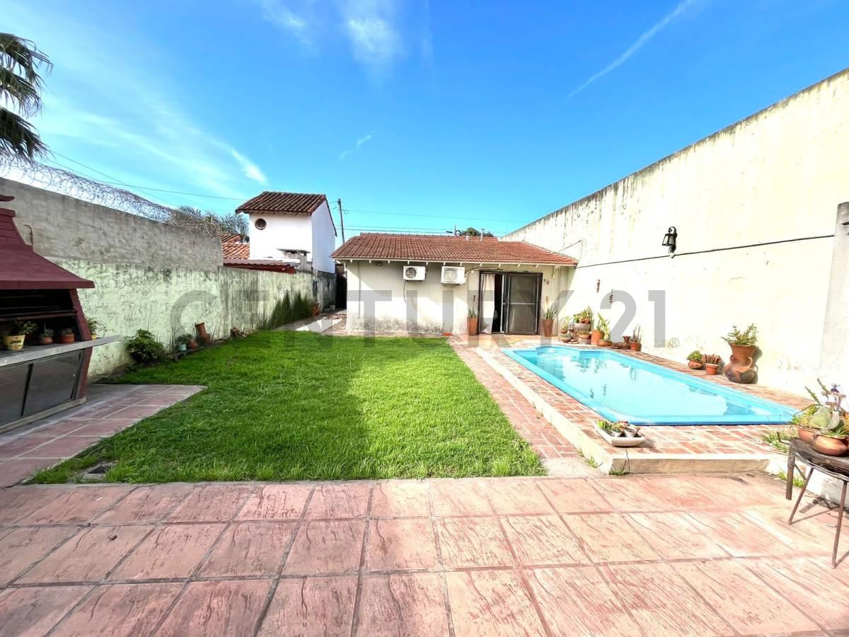 VENTA CASA 4 AMBIENTES CON JARDIN Y PILETA ITUZAINGO NORTE — foto 1
