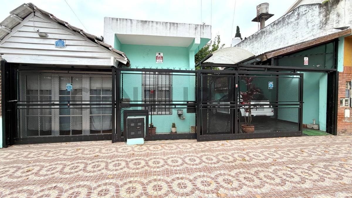 Venta de casa 4 ambientes con departamento independiente en excelente ubicación de Ituzaingó Norte. — foto 1