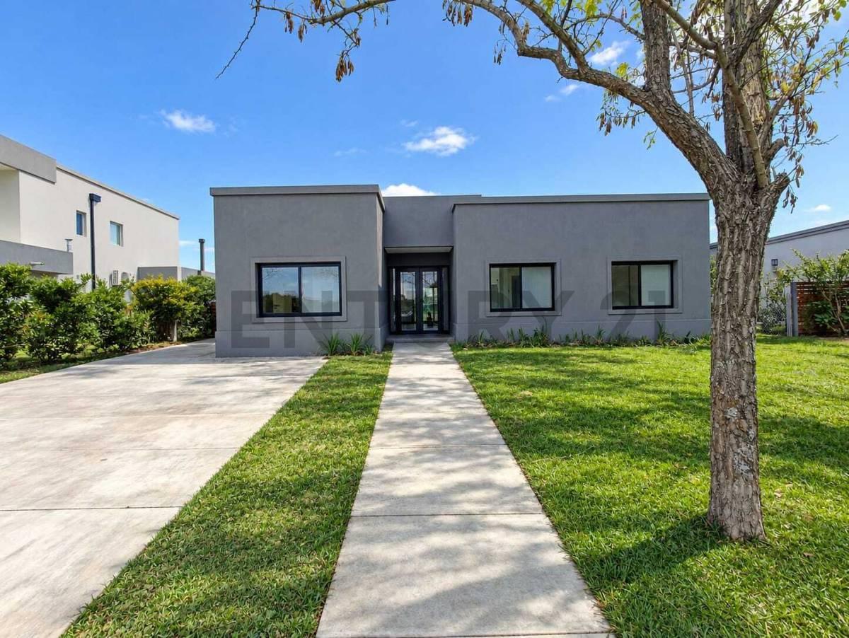 VENTA CASA 5 AMBIENTES EN UNA PLANTA VISTA AL AGUA BARRIO ISLAS EL CANTÓN ESCOBAR — foto 1