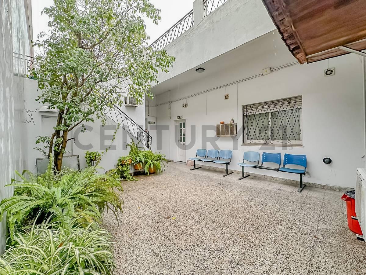 CASA en Lote propio a reciclar - en LINIERS — foto 1