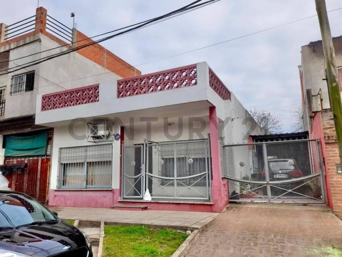 Casa 4 amb. en Merlo - lote propio, jardín y cochera cubierta — foto 1
